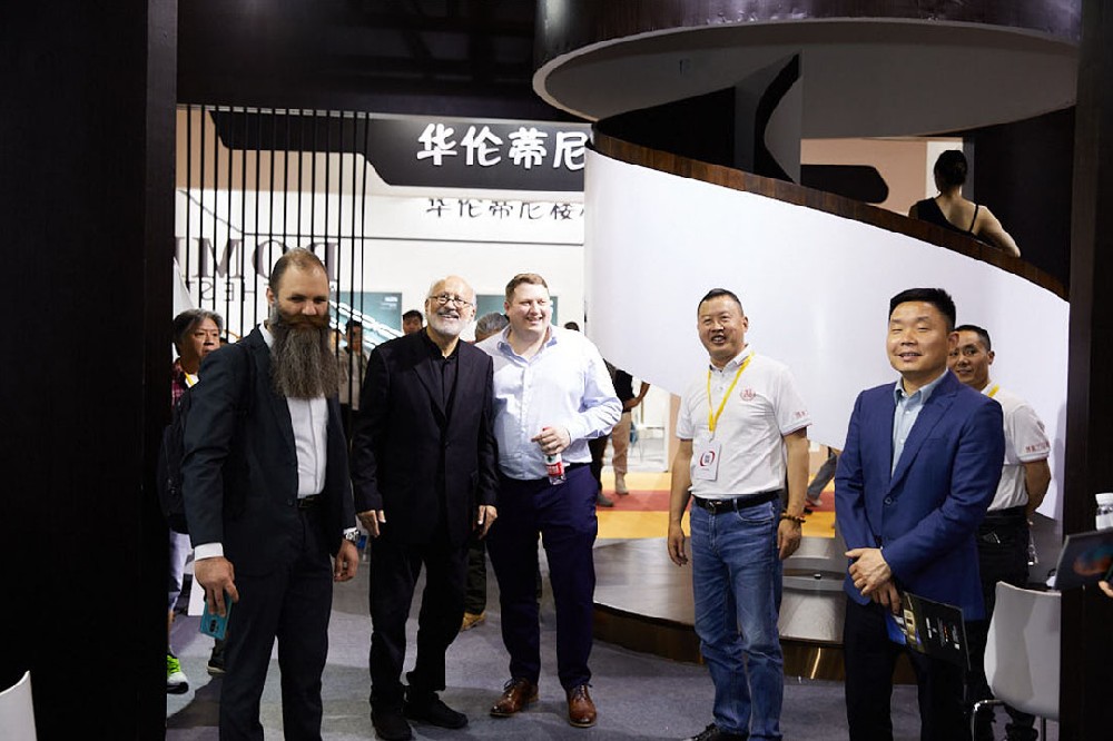 Group photo with overseas clients at the exhibition